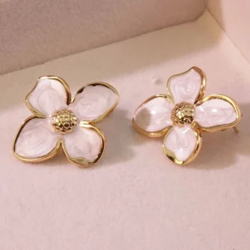 Orecchini Fiore Smaltato Bianco - immagine 4